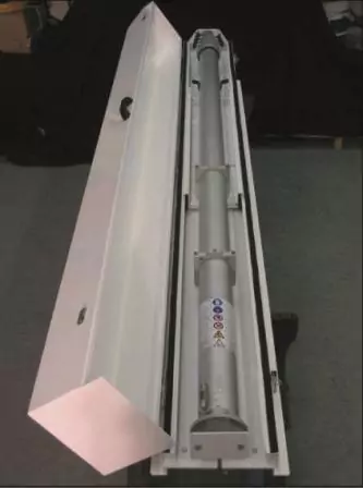 Pied d'un mât télescopique en aluminium replié dans son berceau